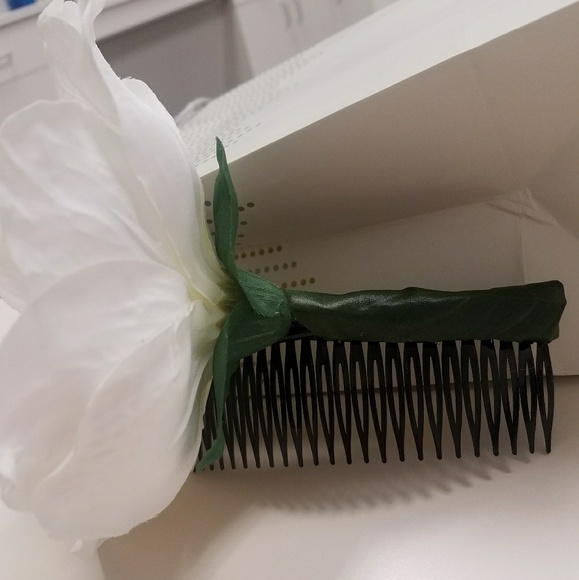 Handmade Magnolia Flower Hair comb! - Picture 5 of 8